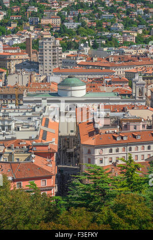 La ville de Trieste, vue aérienne de la région de Borgo Teresiano Trieste montrant le dôme de l'église de San Antonio Thaumaturgo. Banque D'Images