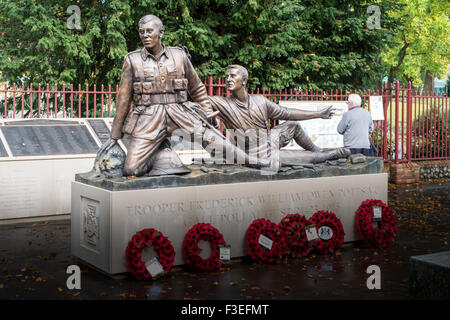 Reading, UK. 6 octobre, 2015. Le nouveau monument du Soldat Potts en lecture Frederick Owen Potts est la seule lecture titulaire de la Croix de Victoria Crédit : Paul Chambers/Alamy Live News Banque D'Images