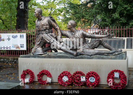 Reading, UK. 6 octobre, 2015. Le nouveau monument du Soldat Potts en lecture Frederick Owen Potts est la seule lecture titulaire de la Croix de Victoria Crédit : Paul Chambers/Alamy Live News Banque D'Images