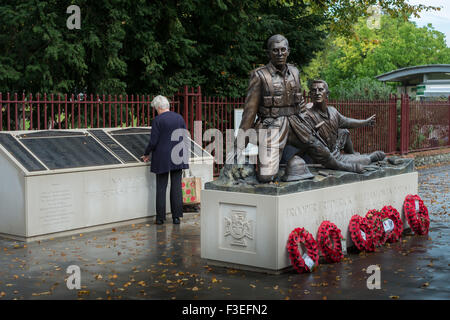 Reading, UK. 6 octobre, 2015. Le nouveau monument du Soldat Potts en lecture Frederick Owen Potts est la seule lecture titulaire de la Croix de Victoria Crédit : Paul Chambers/Alamy Live News Banque D'Images