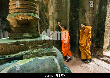Deux moines bouddhistes dans la partie intérieure du Temple Preah Khan. On sait peu de choses sur l'histoire de Preah Khan. D'établir une distinction Banque D'Images