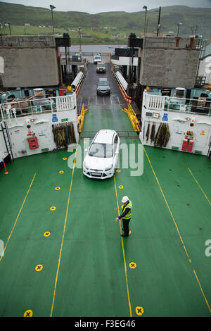 Voitures en cours de chargement sur le ferry Lochmaddy Uig à en-tête pour les Hébrides extérieures, en Écosse. Banque D'Images