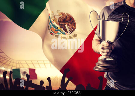 Image composite du milieu du rugby player holding trophy réussie et la balle Banque D'Images