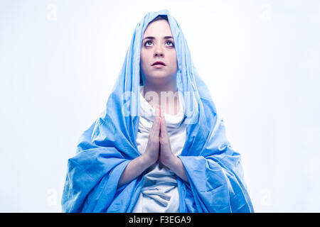 Vierge Marie avec voile bleu priant sur fond blanc Banque D'Images
