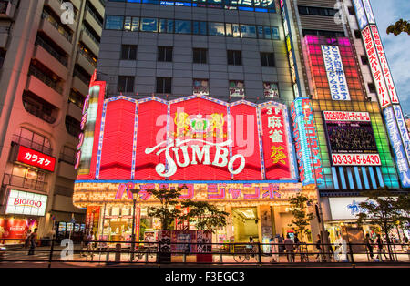 La gare de Shinjuku,Magasin Pachinko entrée est de l'zone, Shinjuku-ku, Tokyo, Japon Banque D'Images