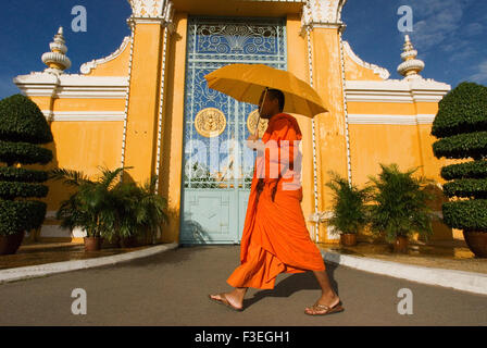 Monk promenade à l'extérieur du Palais Royal. Phnom Penh. Le Palais Royal du Cambodge est un complexe de bâtiments, même s'il est genres Banque D'Images