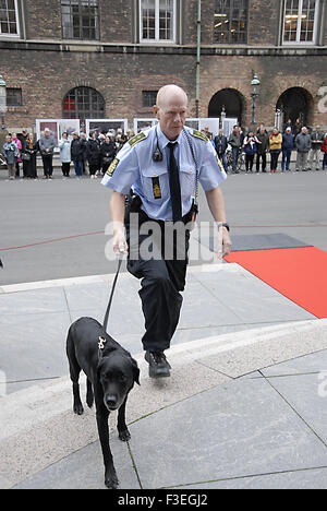 Copenhague, Danemark. 6 octobre, 2015. Chien de police danois avec seurity vérifier avant royals et policetian entrez dans le parlement danois ouverture officielle aujourd'hui au premier mardi d'octobre Crédit : Francis Dean/Alamy Live News Banque D'Images