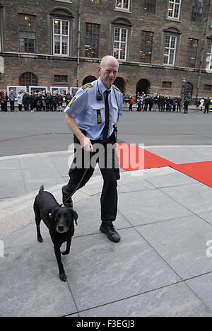 Copenhague, Danemark. 6 octobre, 2015. Chien de police danois avec seurity vérifier avant royals et policetian entrez dans le parlement danois ouverture officielle aujourd'hui au premier mardi d'octobre Crédit : Francis Dean/Alamy Live News Banque D'Images