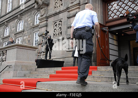 Copenhague, Danemark. 6 octobre, 2015. Chien de police danois avec seurity vérifier avant royals et policetian entrez dans le parlement danois ouverture officielle aujourd'hui au premier mardi d'octobre Crédit : Francis Dean/Alamy Live News Banque D'Images