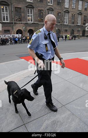 Copenhague, Danemark. 6 octobre, 2015. Chien de police danois avec seurity vérifier avant royals et policetian entrez dans le parlement danois ouverture officielle aujourd'hui au premier mardi d'octobre Crédit : Francis Dean/Alamy Live News Banque D'Images