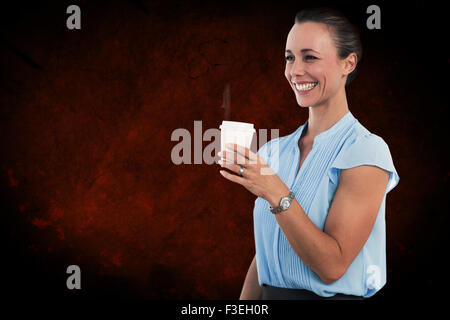 Portrait of businesswoman holding disposable cup Banque D'Images