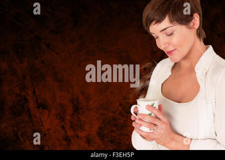 Image composite de belle femme holding Coffee cup Banque D'Images