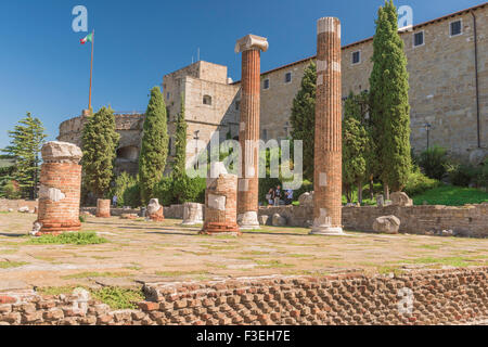 Trieste Italie vestiges romains, le Castello à Trieste avec vestiges de l'ancienne ville forum romain au premier plan. Banque D'Images