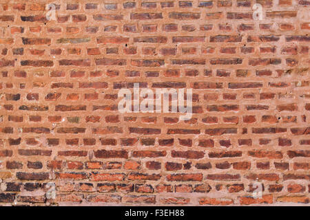 Partie du vieux mur de briques rouges Banque D'Images