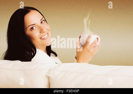 Image composite de femme bénéficiant d'un beau verre Banque D'Images