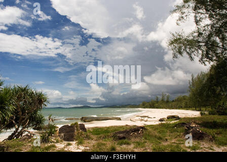 Plage vierge au front de parc national de Ream. Parc national de Ream est situé à environ 12 kilomètres de Sihanoukville, au Cambodge. Banque D'Images