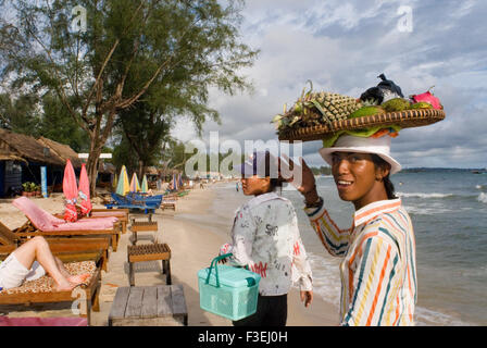 Les vendeurs de fruits sur la plage à Sihanoukville. Sihanoukville, c'est la 4ème plus grande ville du Cambodge mais c'est vraiment un à bord Banque D'Images