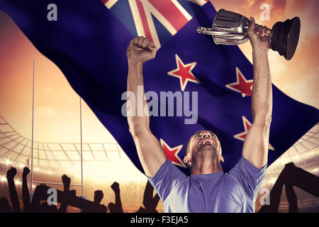Libre de rugby player holding trophy Banque D'Images