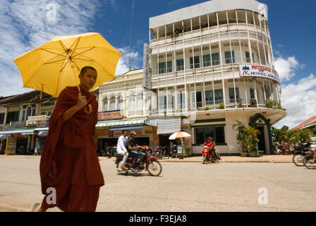 Le moine bouddhiste marchant dans les rues de Battambang. Battambang est la deuxième plus grande ville et la capitale de Battambang Banque D'Images