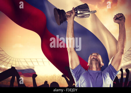 Libre de rugby player holding trophy Banque D'Images