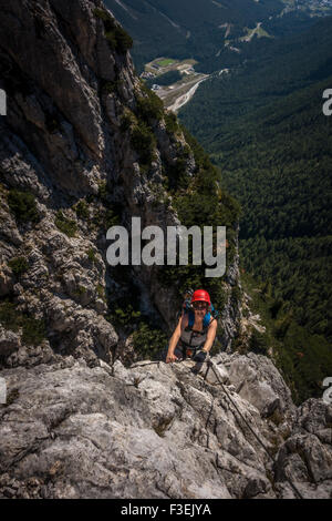 Sur le grimpeur Ettore Bovero via ferrata, regard vers Cortina dans la vallée depuis le Col Rosa, (Dolomites, Italie) (femme dans le sport) Banque D'Images