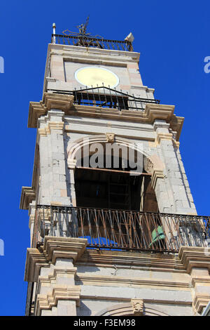 Tour de l'horloge à Bozcaada / Ténédos sur ciel bleu. Banque D'Images