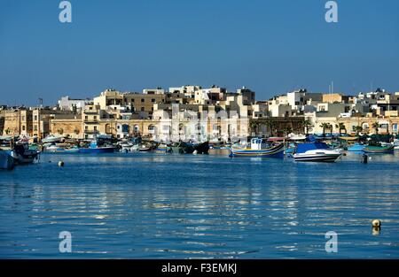 Bateaux de pêche traditionnelle maltaise avec réflexion en maltais, MALTE MARSAXLOKK village Banque D'Images