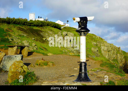 Télescope Public avec Lizard Point Lighthouse au-delà, le cap Lizard, Péninsule du Lézard, Cornwall, England, UK Banque D'Images