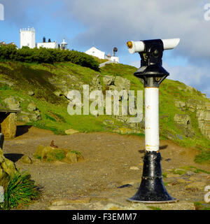 Télescope Public avec Lizard Point Lighthouse au-delà, le cap Lizard, Péninsule du Lézard, Cornwall, England, UK Banque D'Images