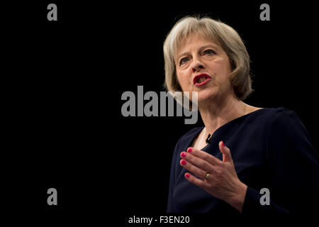 Manchester, UK. 6 octobre 2015. Le très honorable Theresa peut MP, Secrétaire d'État du ministère de l'intérieur, parle au jour 3 de la 2015 conférence du parti conservateur à Manchester. Credit : Russell Hart/Alamy Live News. Banque D'Images