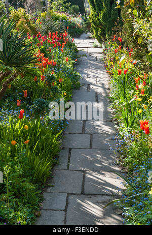 Les jardins de Great Dixter, East Sussex, UK, créée par Christopher Lloyd. Le jardin au printemps Banque D'Images