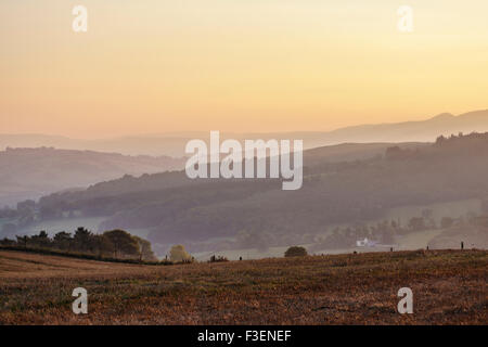 Coucher du soleil sur la frontière galloise près de Knighton - vue ouest de Stonewall Hill dans le Herefordshire vers les collines du Pays de Galles Banque D'Images