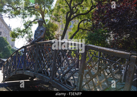 Une sculpture d'Imre Nagy debout sur un pont à Budapest, Hongrie. Banque D'Images