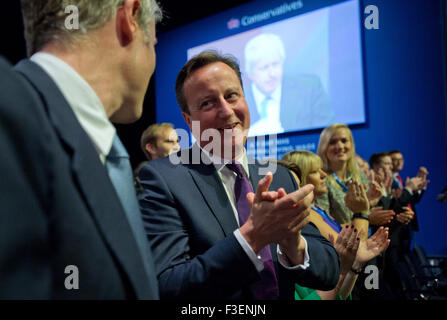 Manchester, UK. 6 octobre 2015. Zac Goldsmith MP, candidat du Parti conservateur pour le Maire de Londres (à gauche), et le très honorable David Cameron, MP, Premier Ministre, applaudir Boris Johnson, Maire de Londres, à la suite de son allocution au cours de la troisième journée de la conférence du parti conservateur de 2015 à Manchester. Credit : Russell Hart/Alamy Live News. Banque D'Images