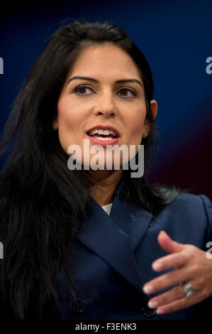 Manchester, UK. 6 octobre 2015. Priti Patel, député de Witham, et ministre d'État à l'emploi, parle au jour 3 de la 2015 conférence du parti conservateur à Manchester. Credit : Russell Hart/Alamy Live News. Banque D'Images