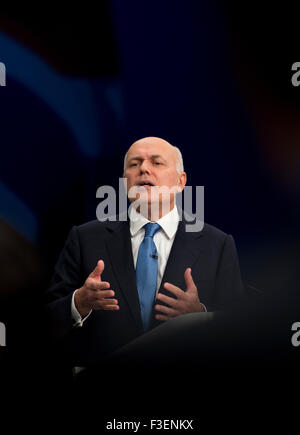 Manchester, UK. 6 octobre 2015. Le très honorable député Iain Duncan Smith, Secrétaire d'état du travail et des pensions s'exprime à la troisième journée de la conférence du parti conservateur de 2015 à Manchester. Credit : Russell Hart/Alamy Live News. Banque D'Images