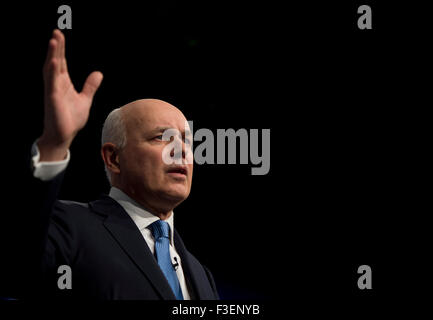 Manchester, UK. 6 octobre 2015. Le très honorable député Iain Duncan Smith, Secrétaire d'état du travail et des pensions s'exprime à la troisième journée de la conférence du parti conservateur de 2015 à Manchester. Credit : Russell Hart/Alamy Live News. Banque D'Images