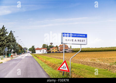 Faux signal routier d'une campagne paisible village invitant à se reposer loin du stress Banque D'Images