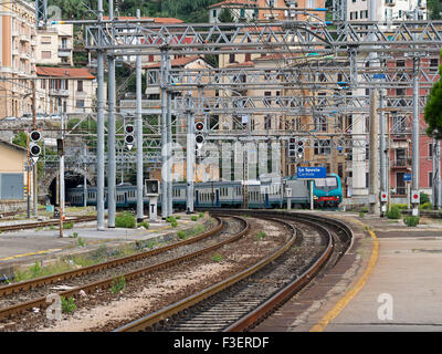 La gare de La Spezia en Ligurie, Italie. Avec Trenitalia train. Banque D'Images