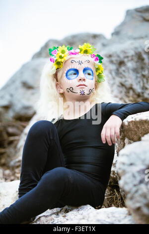 Portrait of a cute girl en plein air avec crâne en sucre makeup Banque D'Images