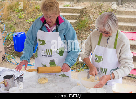 Les membres de l'Institut féminin de faire des gâteaux et des scones sur l'étal pour vendre avec un plateau au Festival de l'économie. UK Banque D'Images