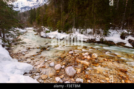 Rivière de montagne en hiver dans les Alpes Julia- Slovénie Banque D'Images