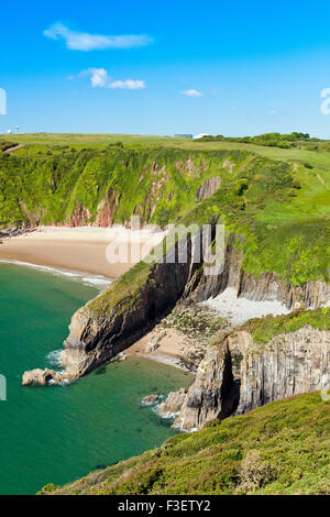 Le paysage côtier spectaculaire et plage déserte à Skrinkle Haven dans le Parc National de Pembrokeshire Coast, Pays de Galles, Royaume-Uni Banque D'Images