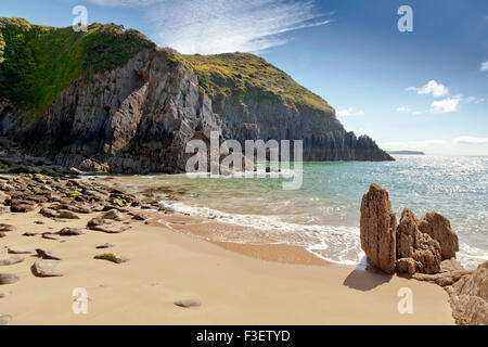 Le paysage côtier spectaculaire et plage déserte à Skrinkle Haven dans le Parc National de Pembrokeshire Coast, Pays de Galles, Royaume-Uni Banque D'Images