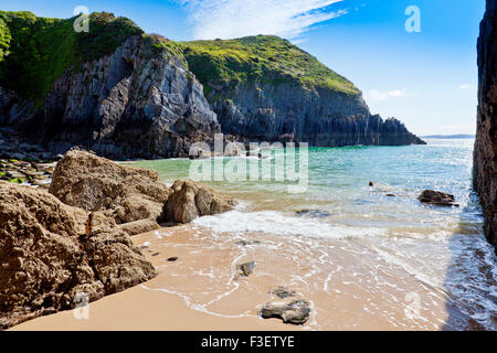 Le paysage côtier spectaculaire et plage déserte à Skrinkle Haven dans le Parc National de Pembrokeshire Coast, Pays de Galles, Royaume-Uni Banque D'Images