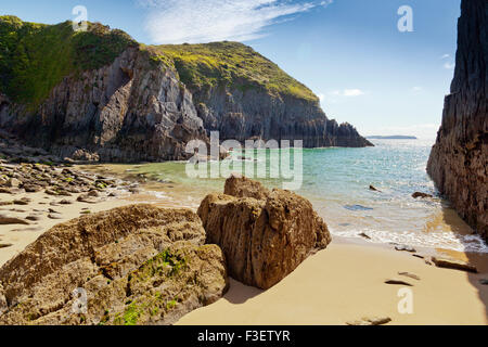 Le paysage côtier spectaculaire et plage déserte à Skrinkle Haven dans le Parc National de Pembrokeshire Coast, Pays de Galles, Royaume-Uni Banque D'Images