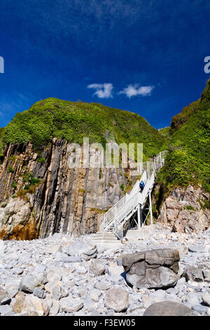 Les mesures spectaculaires qui donnent accès à Skrinkle Haven dans le Parc National de Pembrokeshire Coast, Pays de Galles, Royaume-Uni Banque D'Images