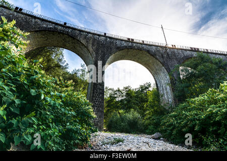 Un vieux pont du chemin de fer situé à 'Les Menets", dans la vallée de l'Eyrieux en France. Banque D'Images