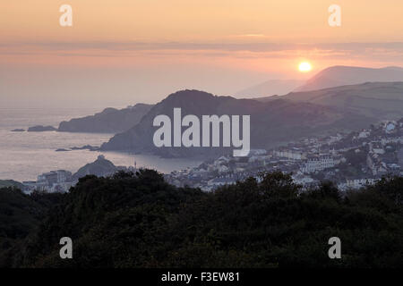 Un lever de soleil spectaculaire vu de Torrs Park à la recherche sur la ville de North Devon Ilfracombe Banque D'Images