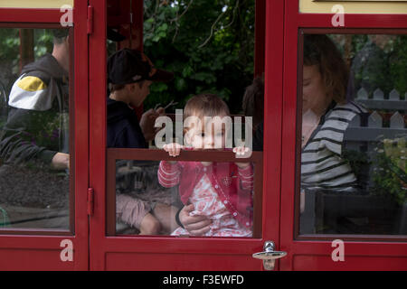 Famille sur un train à Perrygrove Railway et Parcours Aventure en forêt, de Coleford, Doyen, England, UK Banque D'Images